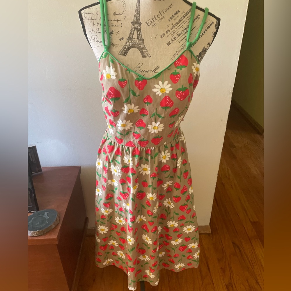 Jenni 70’s Novelty Strawberry and Daisy Print Khaki Cotton Sun Dress.